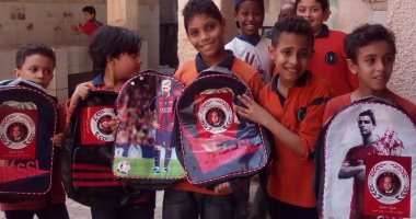 " حب الوطن" يواصل توزيع شنط مدرسية مطبوع عليها صور السيسى فى الجيزة