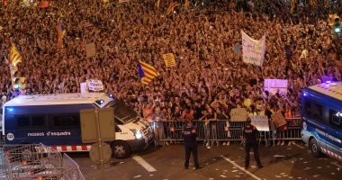 بالصور.. 700 ألف متظاهر فى برشلونة تنديدا بعنف الشرطة الإسبانية