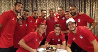 بالصور.. لاعبو المنتخب يحتفلون بعيد ميلاد تريزيجيه 