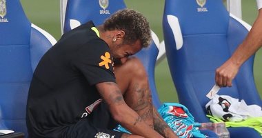 بالصور.. نيمار يغادر تدريبات البرازيل بعد إصابته فى القدم اليسرى