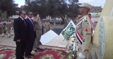 بالصور.. محافظ ومدير أمن كفر الشيخ يضعان إكليل زهور على النصب التذكارى بسخا