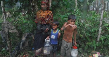 بالصور.. أطفال الروهينجا يحتمون بورق الأشجار هربا من الأمطار