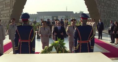 المتحدث العسكرى ينشر فيديو لزيارة السيسى قبر الجندى المجهول والسادات وناصر