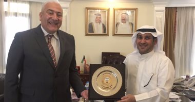 المستشار الثقافي الكويتي يكرم رئيس جامعة مدينة السادات 