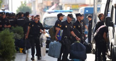 بالصور.. الشرطة الإسبانية تغادر "كتالونيا" عقب انتهاء أحداث استفتاء الانفصال