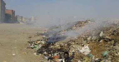 بالصور .. شكوى من انتشار القمامة وحرقها بقرية ميت العامل بالدقهلية