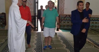 سفير بريطانيا بالجزائر يثير أزمة لزيارة مسجد بـ"شورت" ونشطاء: لا يحترم الإسلام