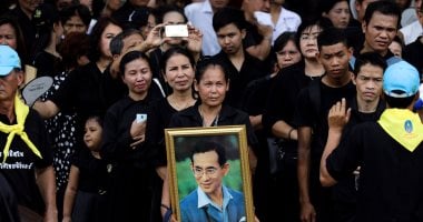 بالصور.. آلاف المواطنين يزورون جثمان ملك تايلاند الراحل قبل حرقه
