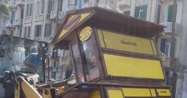 حملة لإزالة العربات الخشبية من كورنيش حى الجمرك بالإسكندرية