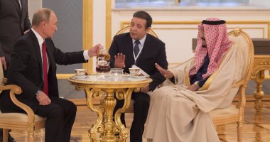 صورة  اليوم.. بوتين يصب الشاى للملك سلمان احتفاء بزيارته لموسكو