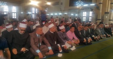 جمعه والنمنم ومحافظ الإسماعيلية يؤدون صلاة الجمعة بمسجد أبوبكر الصديق