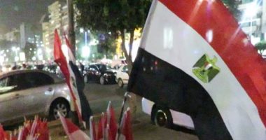 بالفيديو.. أعلام مصر تغزو الشوارع والميادين بعد اقتراب حلم المونديال
