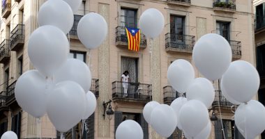 بالصور.. إسبان يطلقون البلالين خلال مظاهرة على خلفية أزمة استقلال كتالونيا