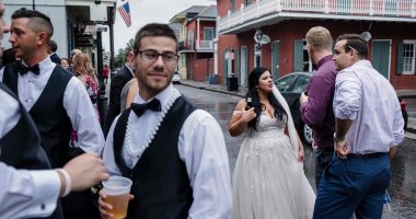 بالصور.. عروسان أمريكيان يحتفلان بزفافهما ظهرا قبل وصول إعصار "نايت"
