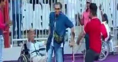 بالفيديو.. "رقصة خاصة" لذوى الاحتياجات فى برج العرب لدعم منتخب مصر