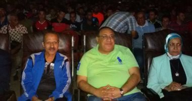رئيس جامعة حلوان يشارك طلاب الجامعة مشاهدة مباراة مصر والكونغو