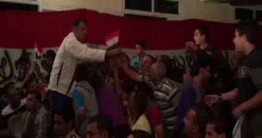 بالفيديو.. الشرطة توزع الأعلام على شباب قرية محمد صلاح