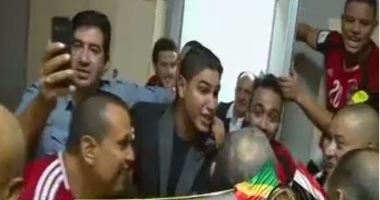 بالفيديو.. أبو هشيمة وأبو ريدة يحتفلان مع لاعبى المنتخب فى غرف الملابس