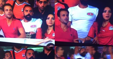عناق بين يوسف الشريف وزوجته احتفالا بتأهل مصر لكأس العالم 2018