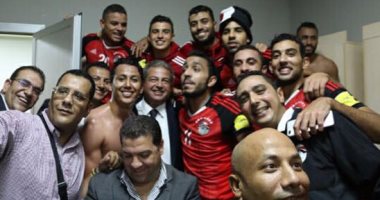 شاهد.. وزير الرياضة يحتفل مع لاعبى المنتخب بعد التأهل للمونديال