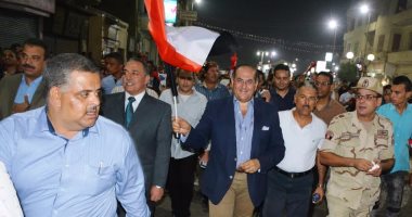 بالصور..محافظ سوهاج ومدير الأمن يقودان مسيرة جماهيرية احتفالا بفوز الفراعنة