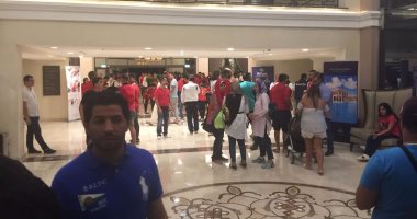 بالفيديو والصور.. الجماهير المصرية فى فندق المنتخب بعد الصعود للمونديال