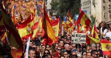 بالصور.. الآلاف يحتشدون فى إسبانيا لرفض انفصال كتالونيا ودعم وحدة بلادهم