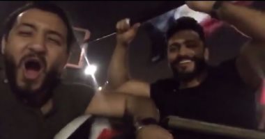 بالفيديو .. تامر حسنى يجوب الشوارع بسيارته احتفالا بالتأهل لكأس العالم