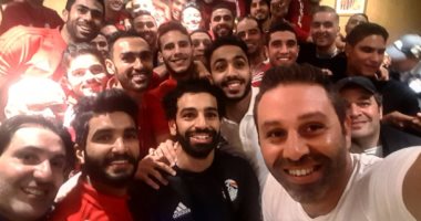 حازم إمام ينشر  صورة مع لاعبى المنتخب.. ويعلق: "أحلى سيلفى ده ولا أيه"