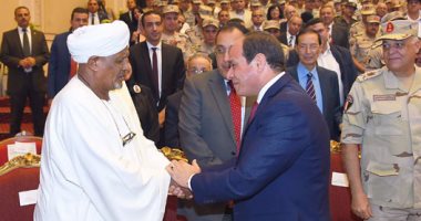 الرئيس السيسي يمنح صاحب "شفرة" حرب أكتوبر وسام النجمة العسكرية