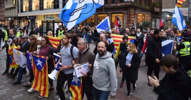 بالفيديو والصور..إشتباكات بين "ألتراس متطرفة" فى ساحة كتالونيا ببرشلونة
