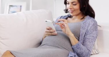 للحفاظ على الجنين.. ابعدى عن الموبايل والكمبيوتر بفترة الحمل