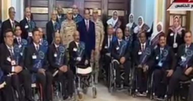 الرئيس السيسى يلتقط صورة تذكارية مع المحاربين القدماء بمركز المؤتمرات