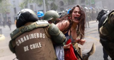 بالصور.. اعتقال متظاهرين فى تشيلى رافضين لاحتفالات "يوم كولومبوس"