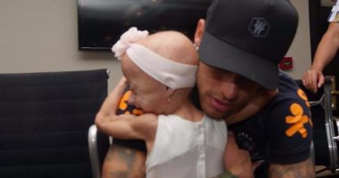 بالصور.. لفتة إنسانية من نيمار مع طفلة برازيلية مريضة
