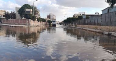 بالصور..إنقاذ شوارع نادى الجامعة ببورفؤاد من الغرق بعد إنفجار ماسورة مياه