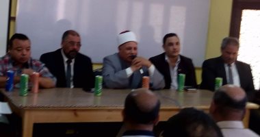 بالصور .. مدير المنطقة الأزهرية يكرم المتفوقين بإدارة الداخلة الأزهرية 