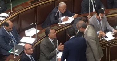 بالصور.. نواب يلتفون حول وزير النقل لإمضاء طلبات.. ورئيس البرلمان: ما توقعش