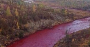 بالفيديو: نهر تتحول مياهه للون الأحمر فى غانا بسبب النفايات الكيميائية
