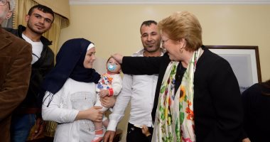 بالصور.. رئيسة تشيلى تستقبل أكثر من 60 لاجئا سوريا