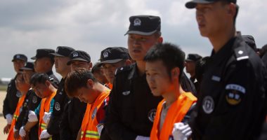 بالصور.. كمبوديا ترحل 74 مواطنا صينيا مشتبه فى تورطهم بعمليات احتيال