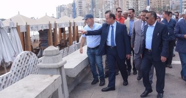 محافظ الإسكندرية يتفقد شواطئ الكورنيش ويأمر ببدء التطوير ورفع كفاءة الخدمات