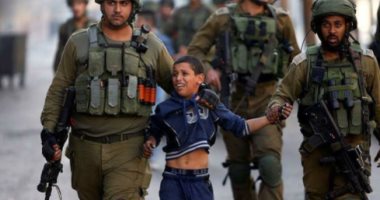 اعتقال طفل فلسطينى بزعم إلقاء الحجارة على قوات الاحتلال بالضفة الغربية