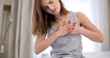 أعراض السكتة القلبية عند النساء منها الشعور بألم فى المعدة وضيق تنفس