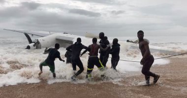بالصور.. انتشال طائرة شحن سقطت قرب مطار أبيدجان فى ساحل العاج