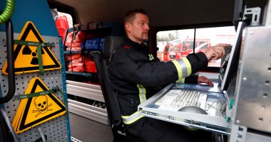 بالصور.. تدريب رجال الإطفاء فى ألمانيا على مواجهة حوادث الإشعاع النووى