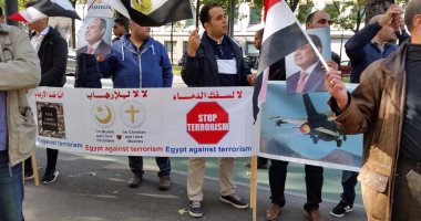مصريون وعرب يتظاهرون فى النمسا أمام سفارة قطر للتنديد بدعمها الإرهاب