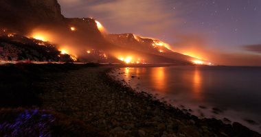 رجال الإطفاء يخمدون حرائق غابات جنوب إفريقيا