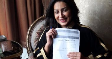 وفاء عامر توقع على استمارة "علشان تبنيها" لدعم ترشح الرئيس السيسى 
