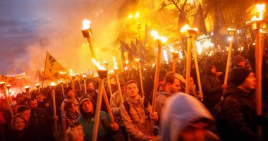 بالصور.. أحزاب أوكرانية تحتفل بالنيران بشوارع كييف فى ذكرى يوم الدفاع